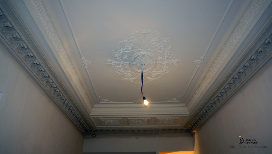 Потолок с лепниной и подсветкой