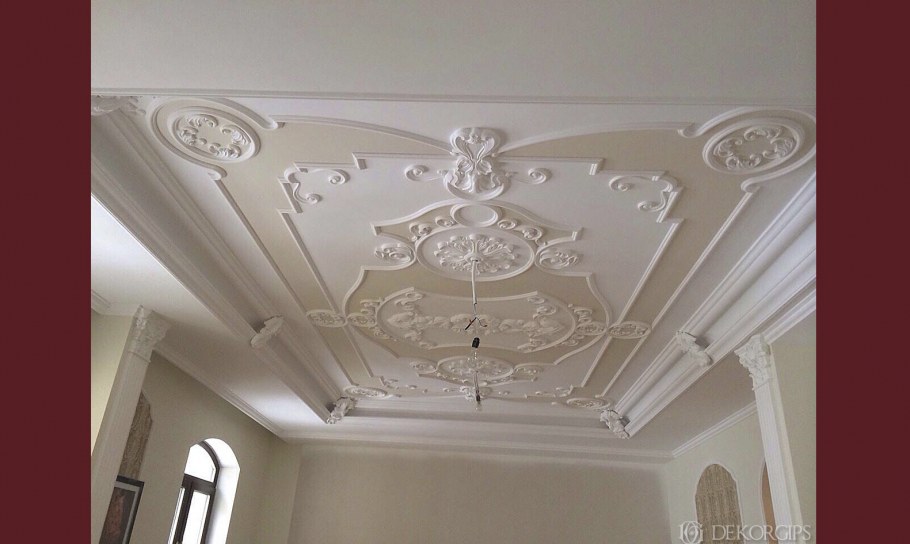 Двухуровневый потолок с лепниной