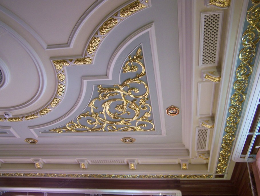 Лепнина с золотом на потолках
