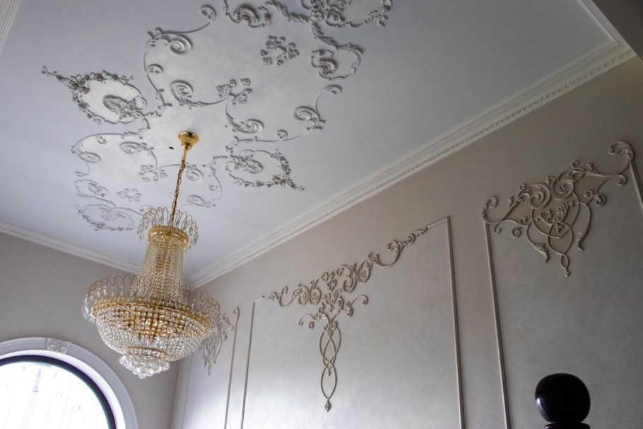 Штукатурные потолки с декором из гипсовой лепнины