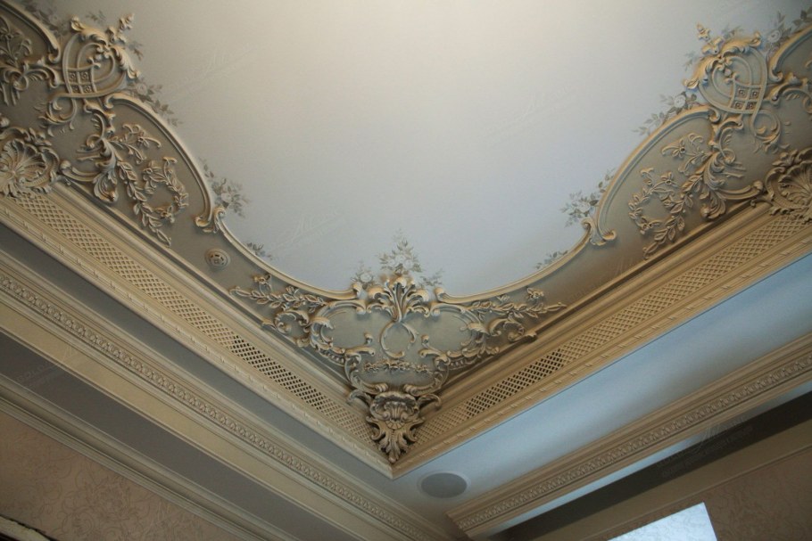 Роспись лепнины на потолке