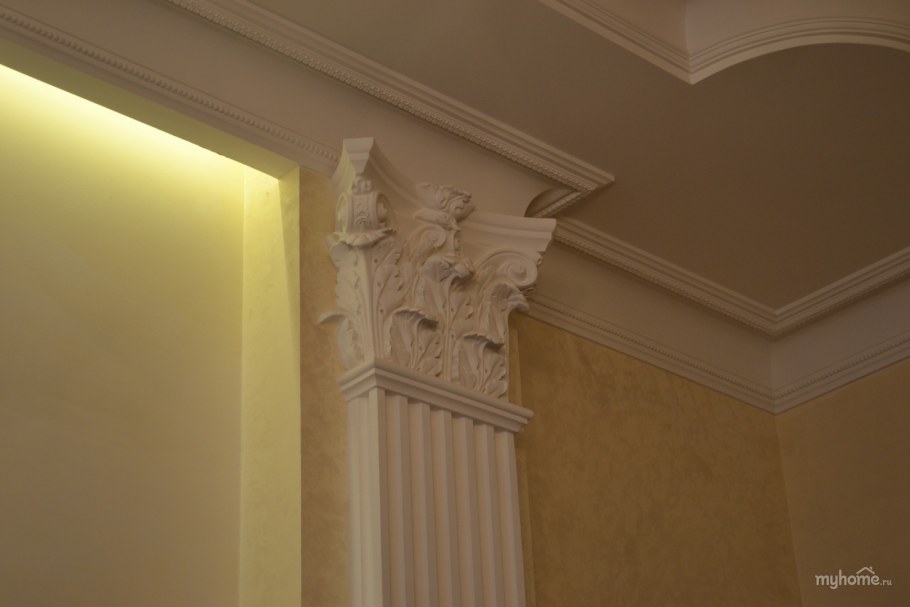 Гипсовые лепнина на стене молдинги и карнизы
