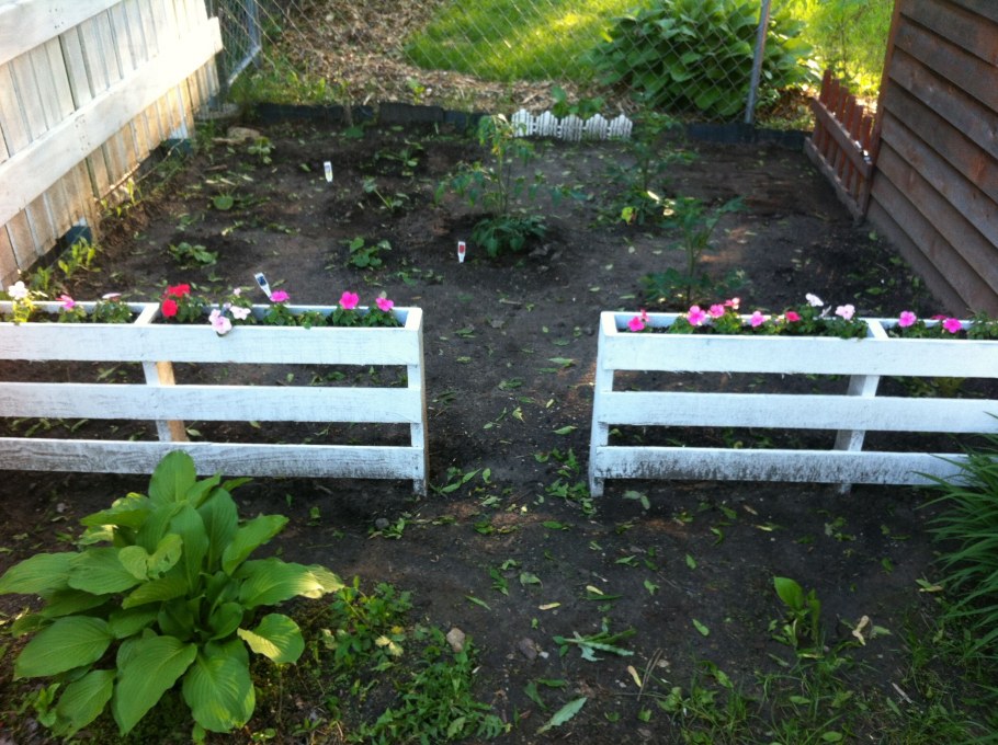 Ограждение для грядок из дерева