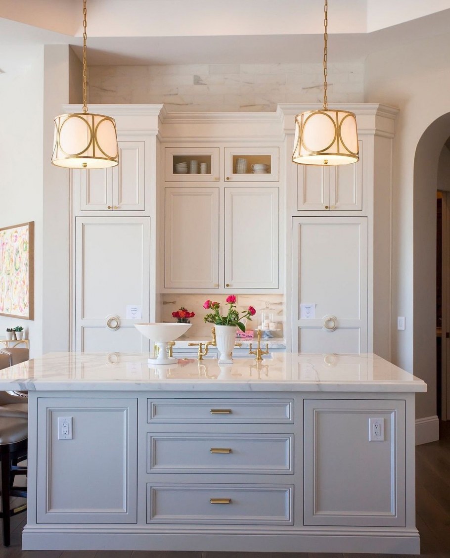 Бежевая кухня с черными ручками