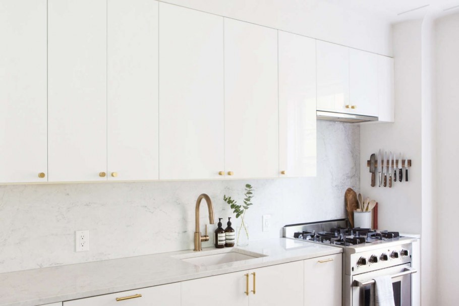 Икеа Будбин белый кухня с золотыми ручками