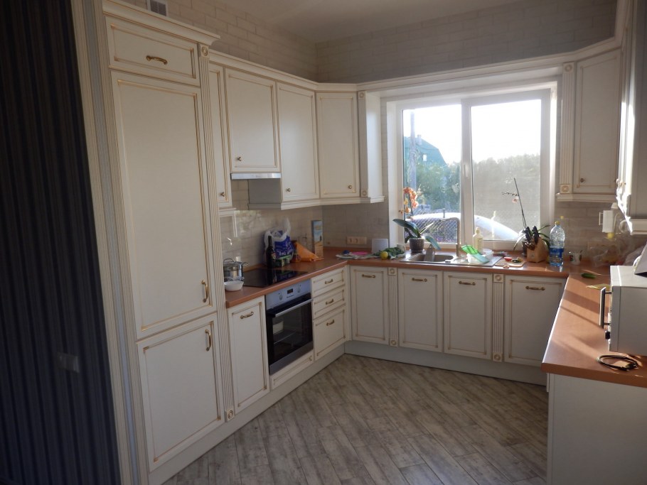 Латунь в интерьере кухни