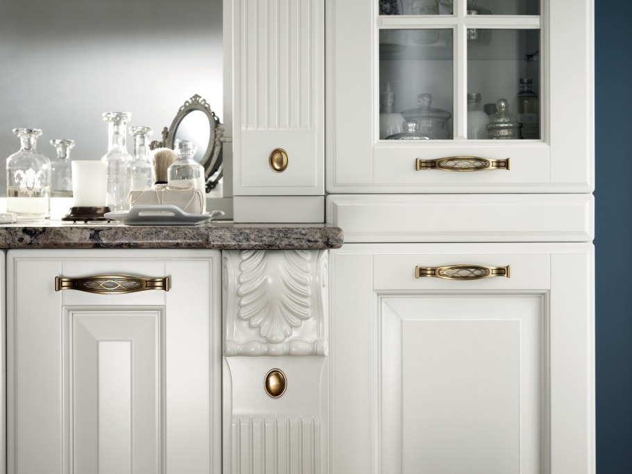 Белый кухонный шкаф