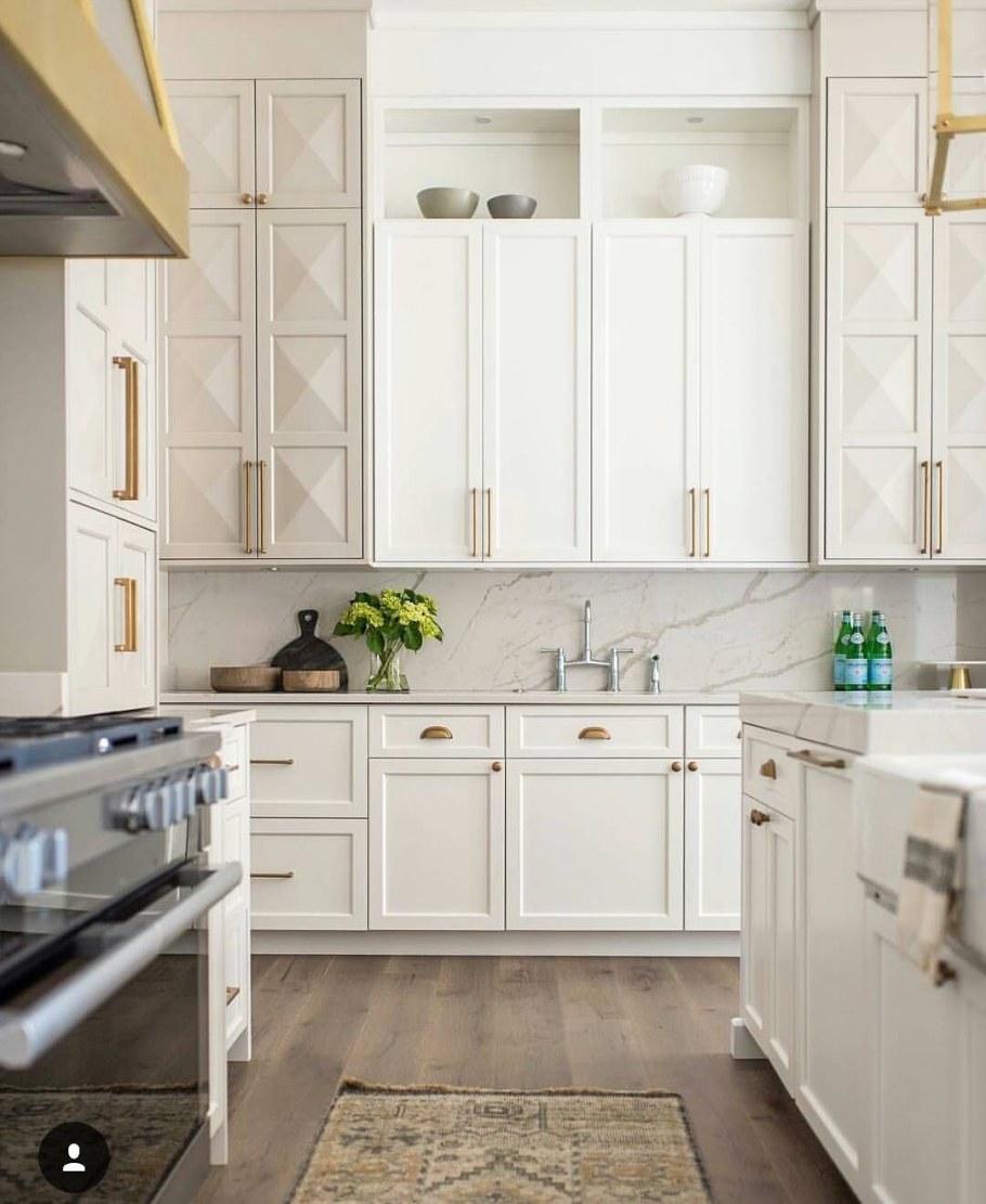 Белая кухня с латунными ручками