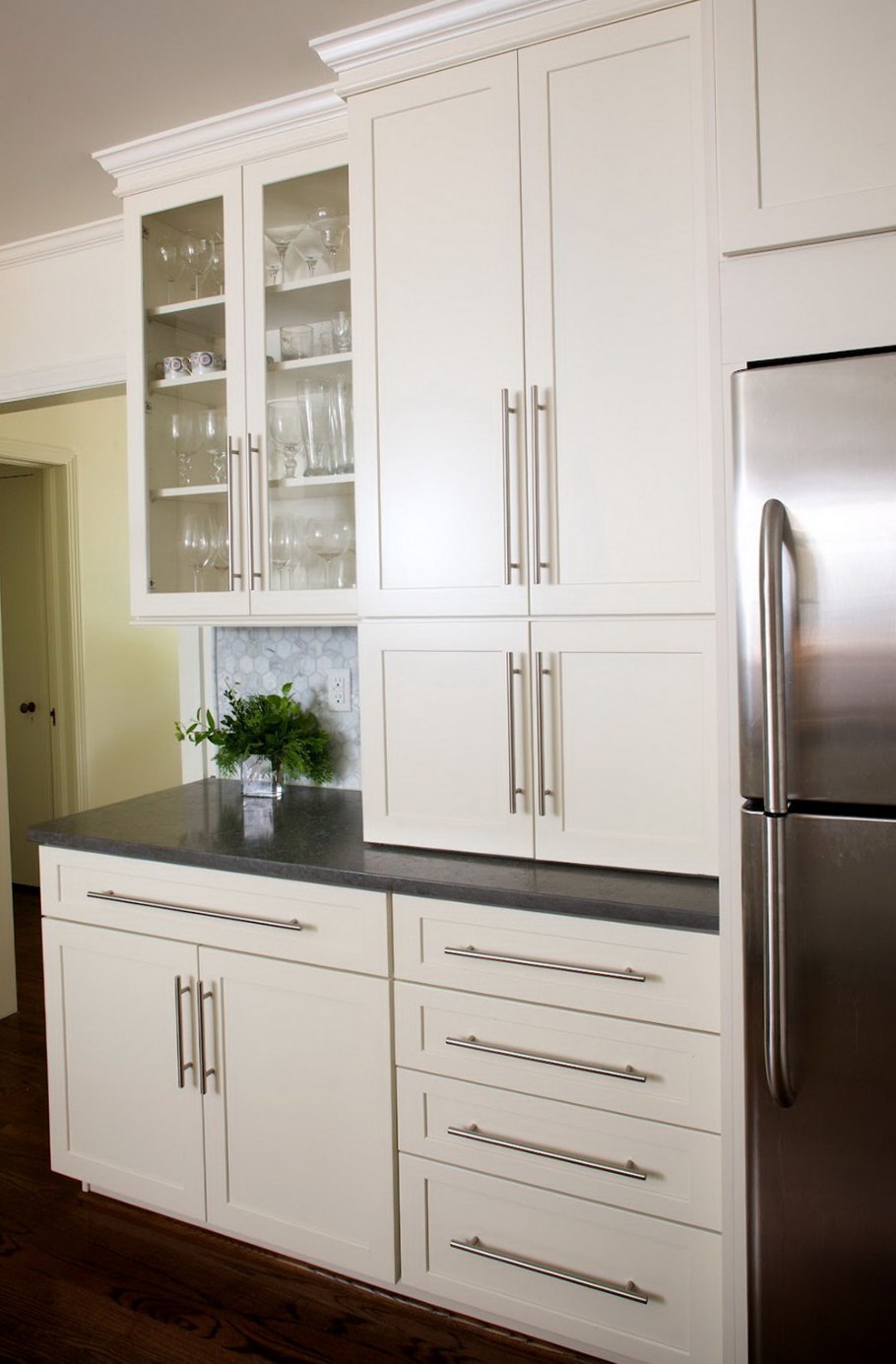 Серая кухня с золотыми ручками