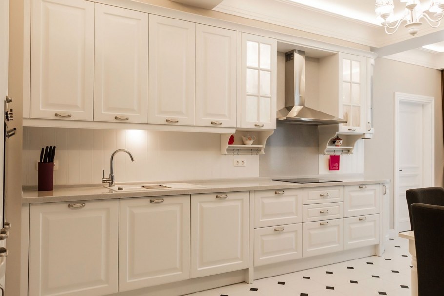 Красивая кухня на белом фоне