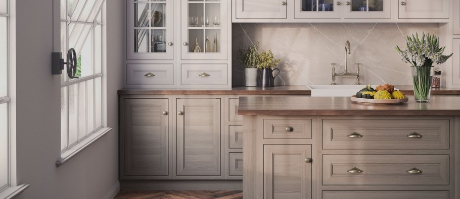 Кухня с белыми фасадами