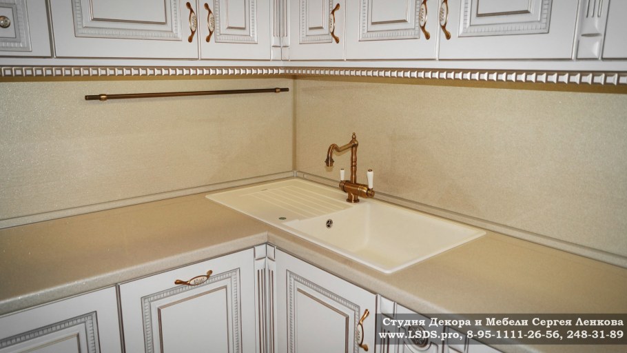 Белая кухня с золотыми ручками