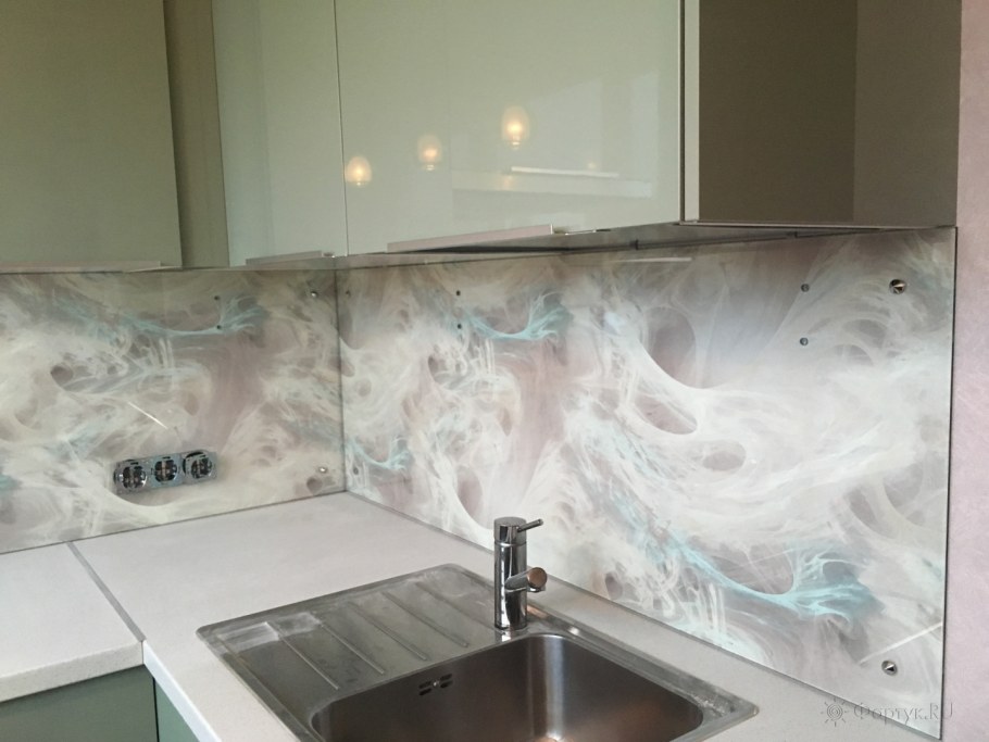 Фартук из стекла под мрамор