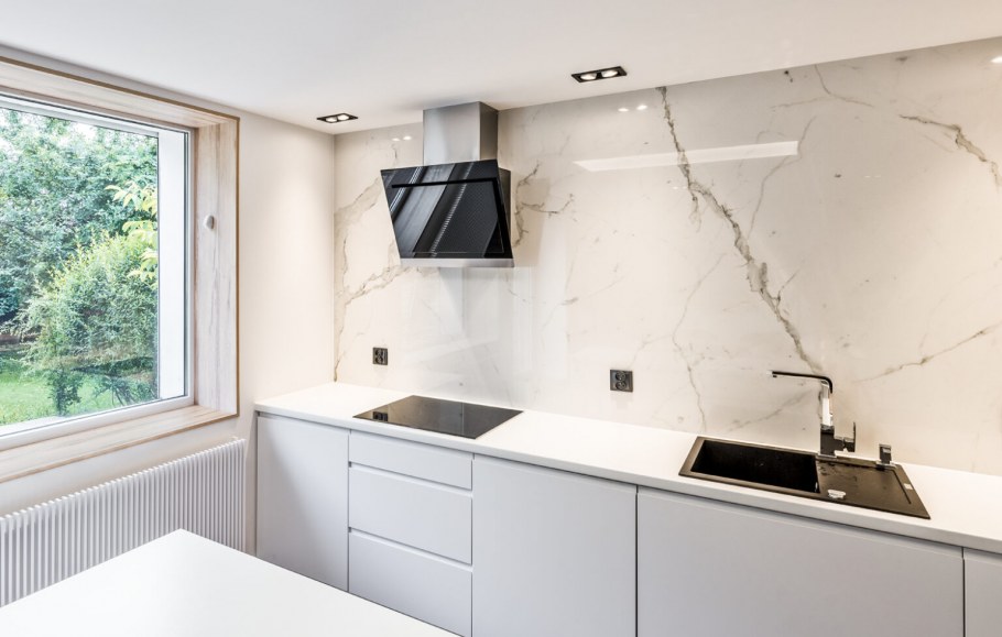 Кухня в стиле Минимализм с мраморной плиткой