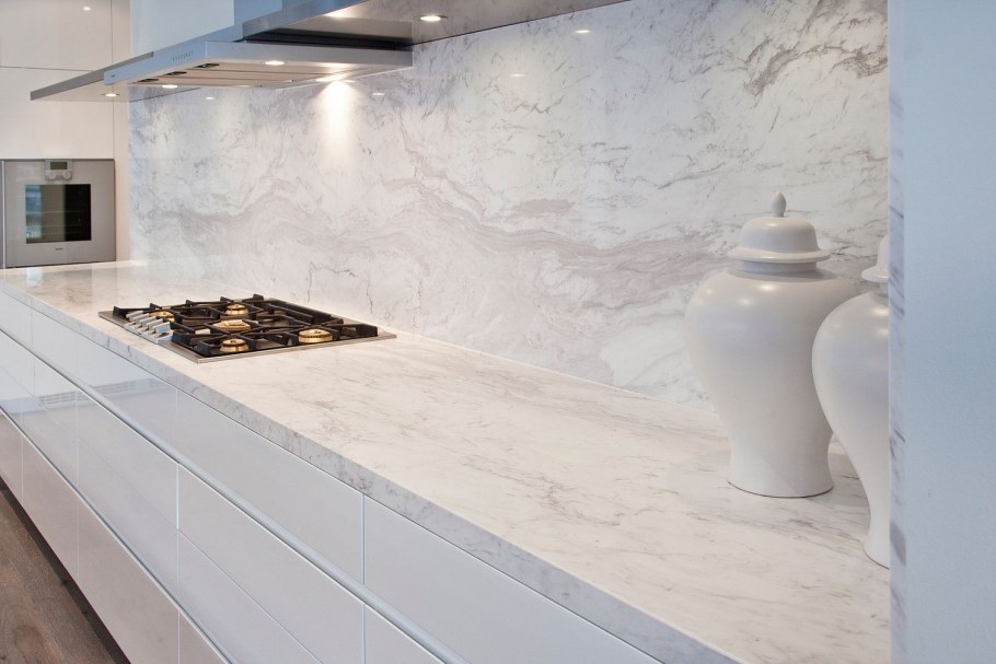 Стеклянный фартук для кухни мрамор