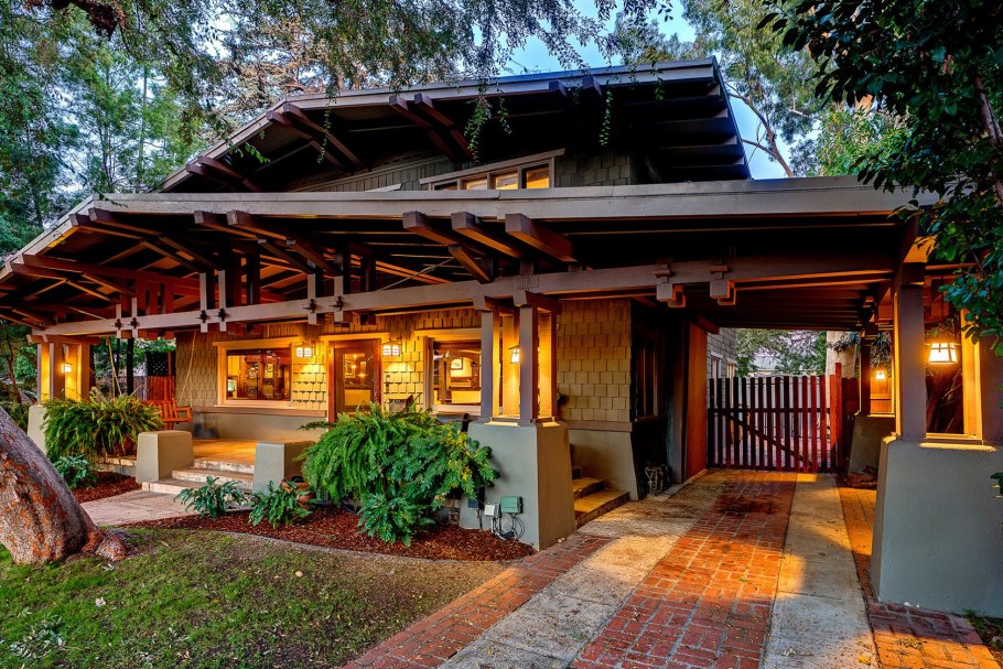 Пляжные дома в стиле бунгало