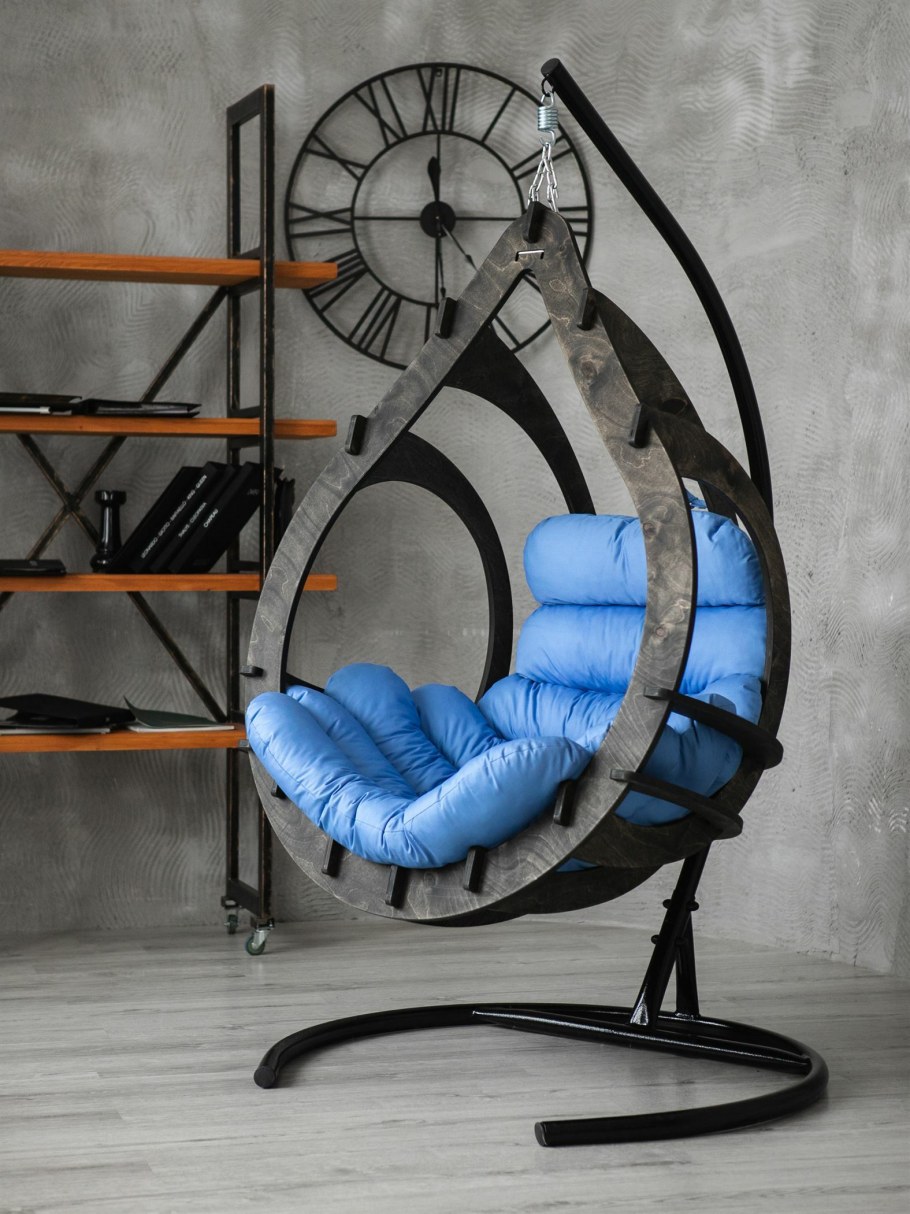 Подвесные кресла к потолку в гостиной