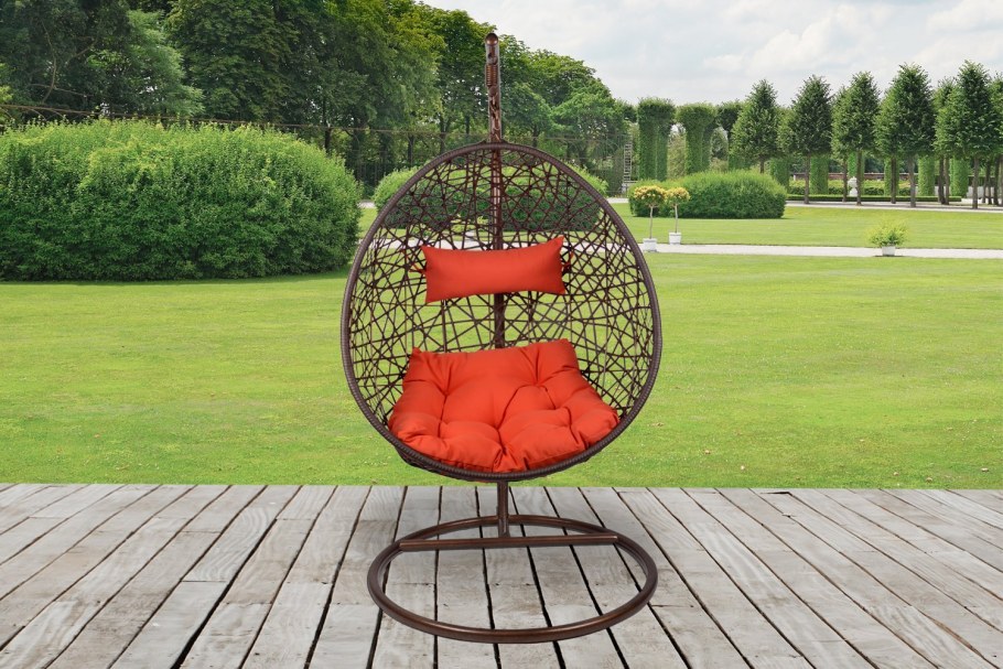 Кресло качалка на природе