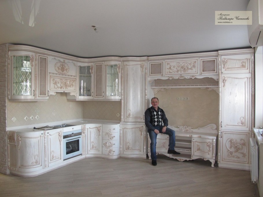 Белый кухонный гарнитур под старину