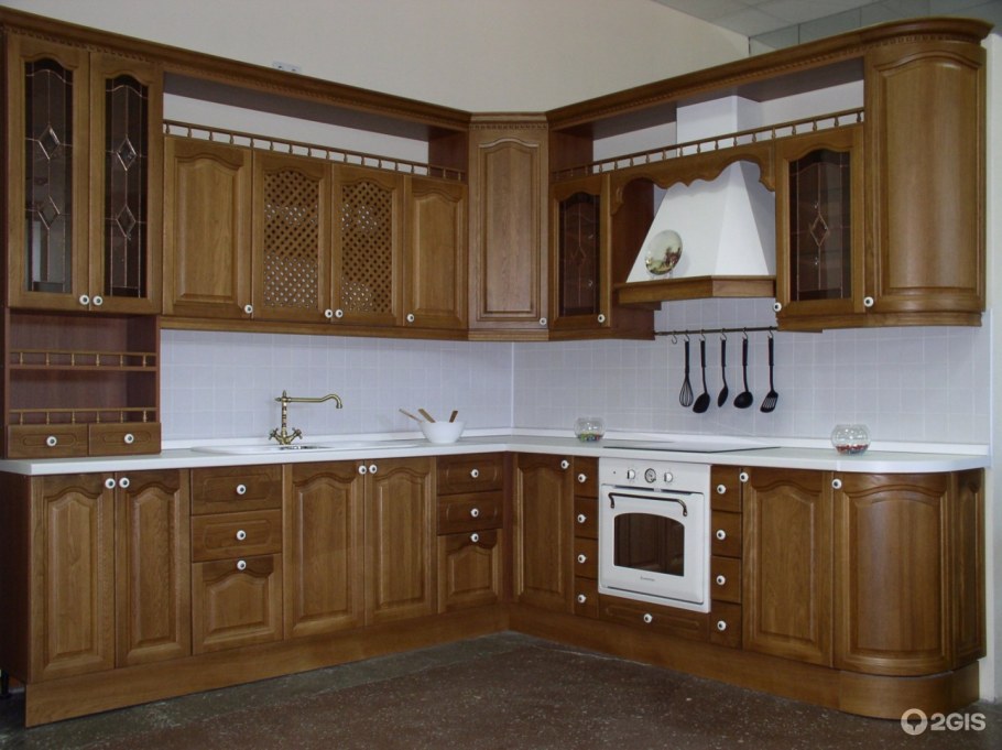 Угловая классическая кухня с окном