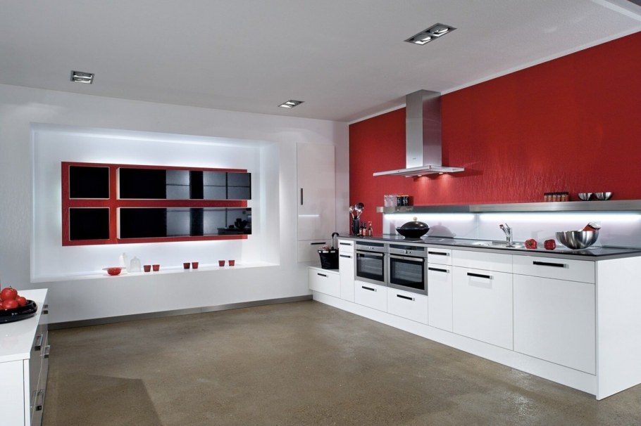 Белая кухня с красным фартуком