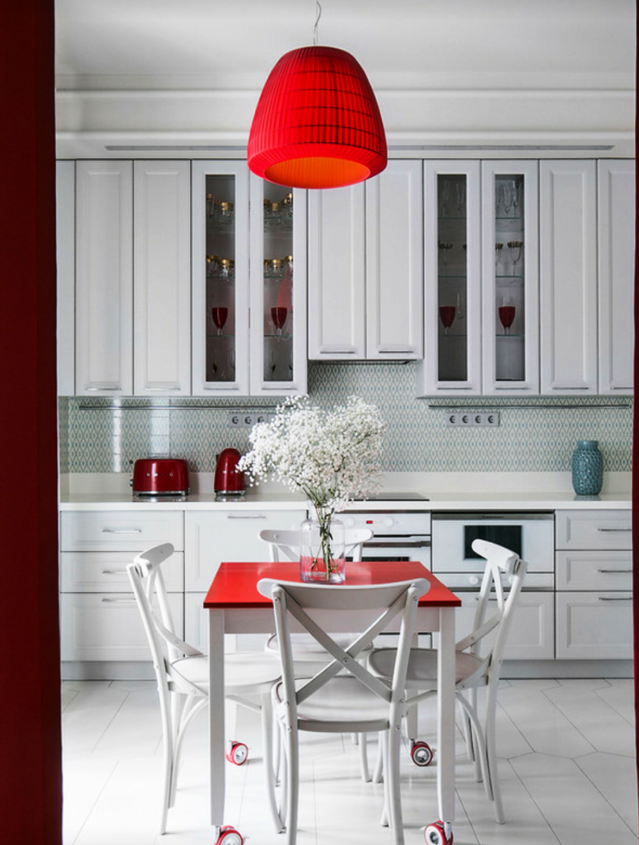 Кухня с красными акцентами