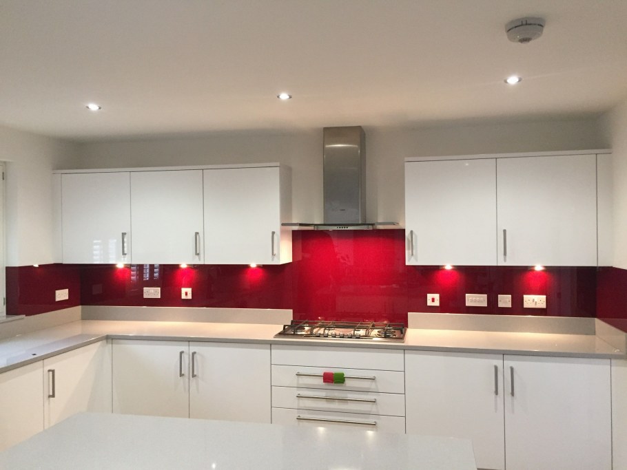 Белая кухня с красным фартуком