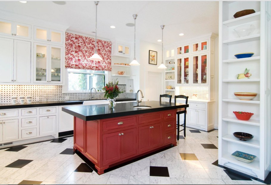 Яркая кухня с островом