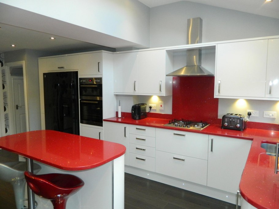 Белая кухня с красной столешницей