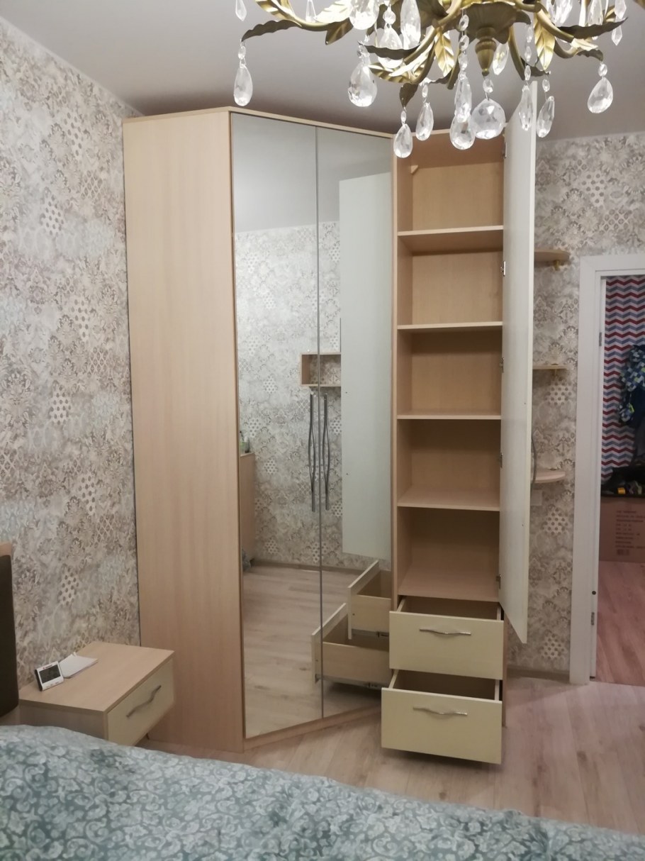 Шкаф в угол спальни