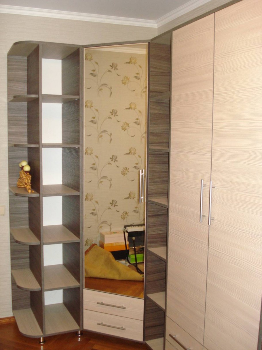 Угловой шкаф в маленькую комнату