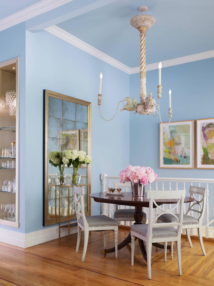 Широкий потолочный плинтус в интерьере