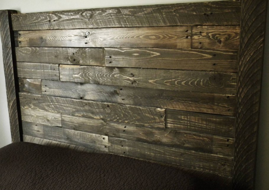 Деревянная стена в интерьере