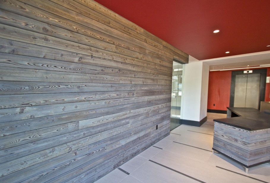 Брашированная доска на стене