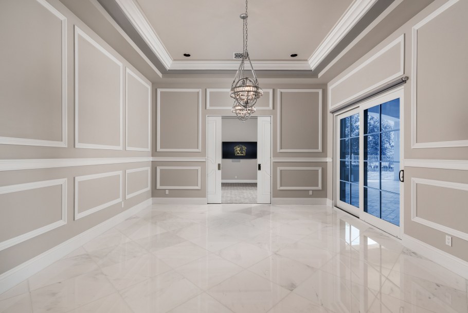 Мраморный пол с белым плинтусом