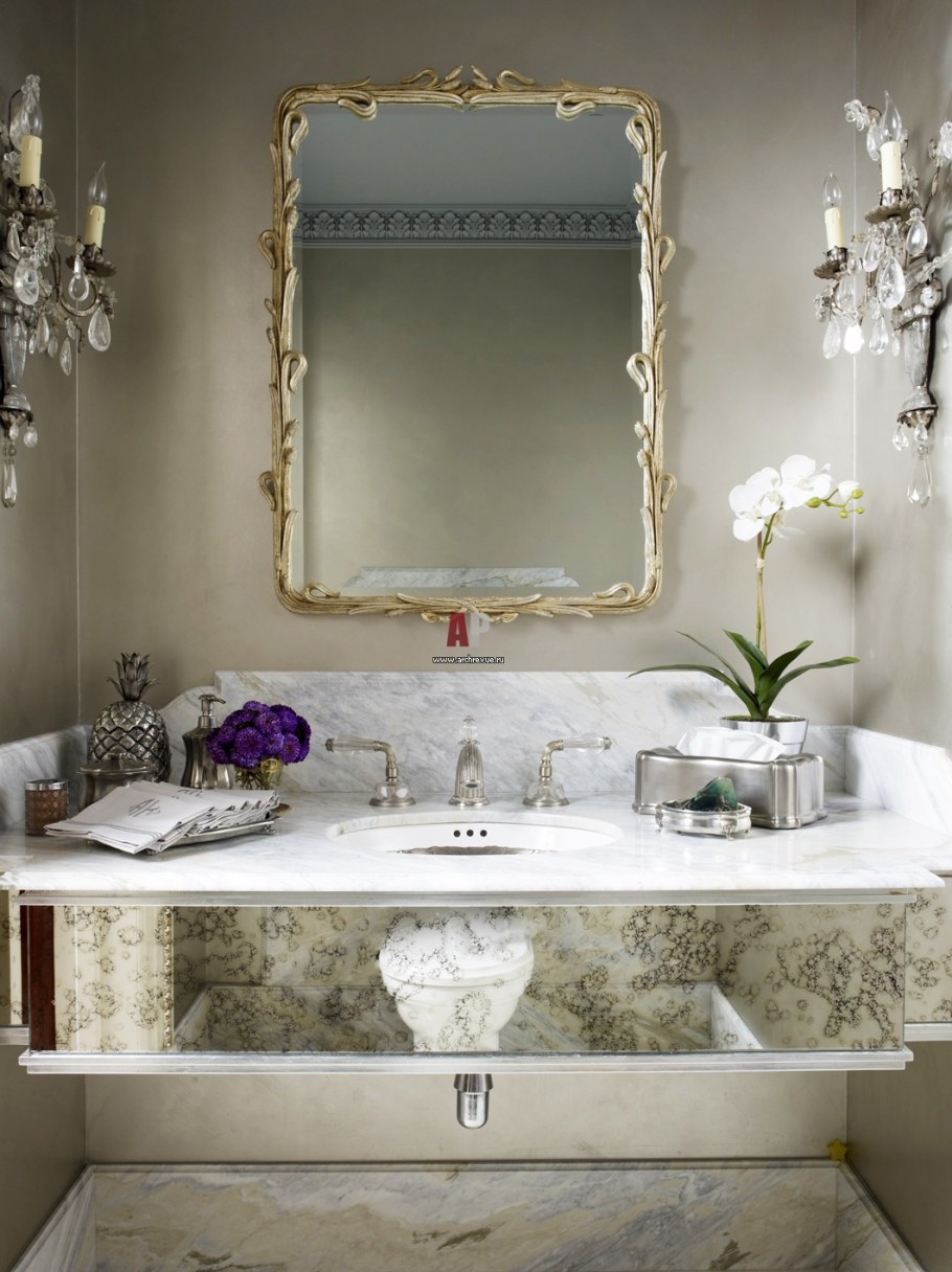 Зеркало в мраморной ванной