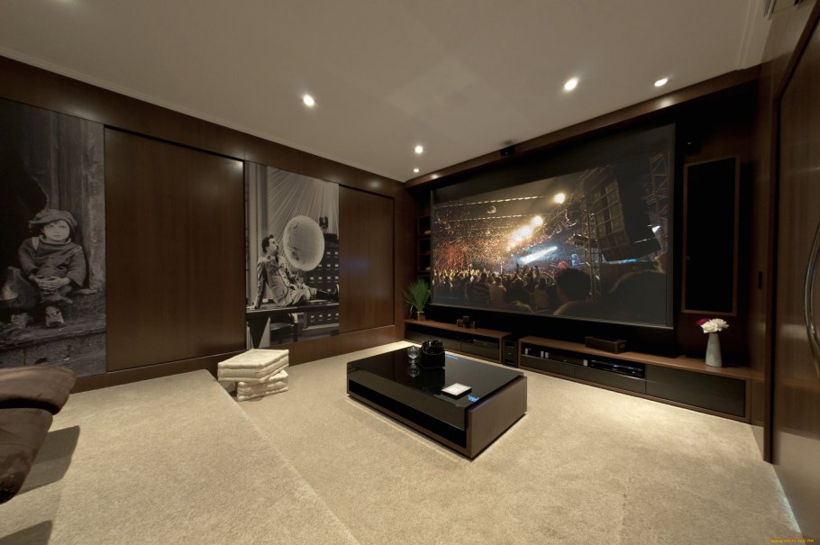 Гостиная с большим телевизором