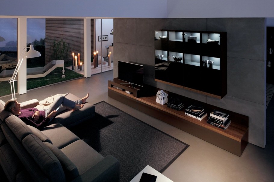 Большой телевизор в гостиной