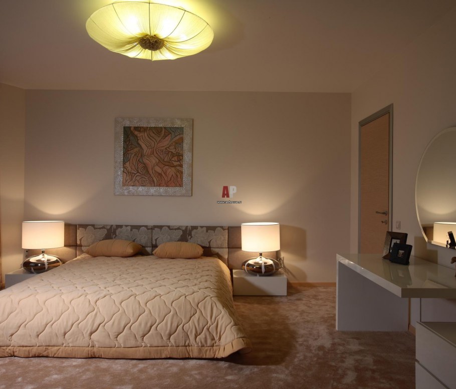 Теплое освещение спальне