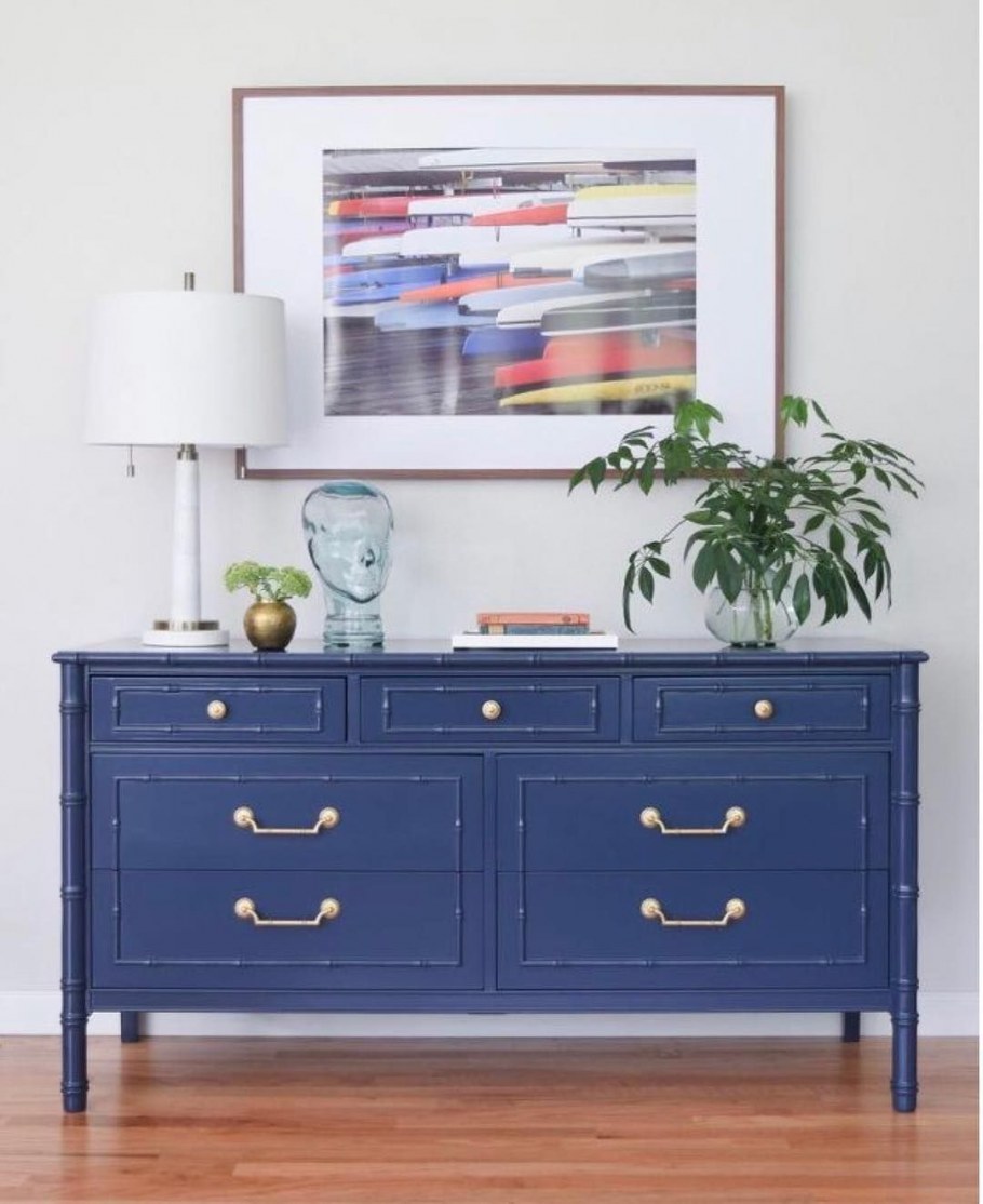 Синий комод в интерьере гостиной