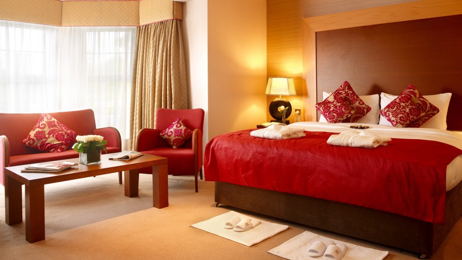 Красные шторы в спальне