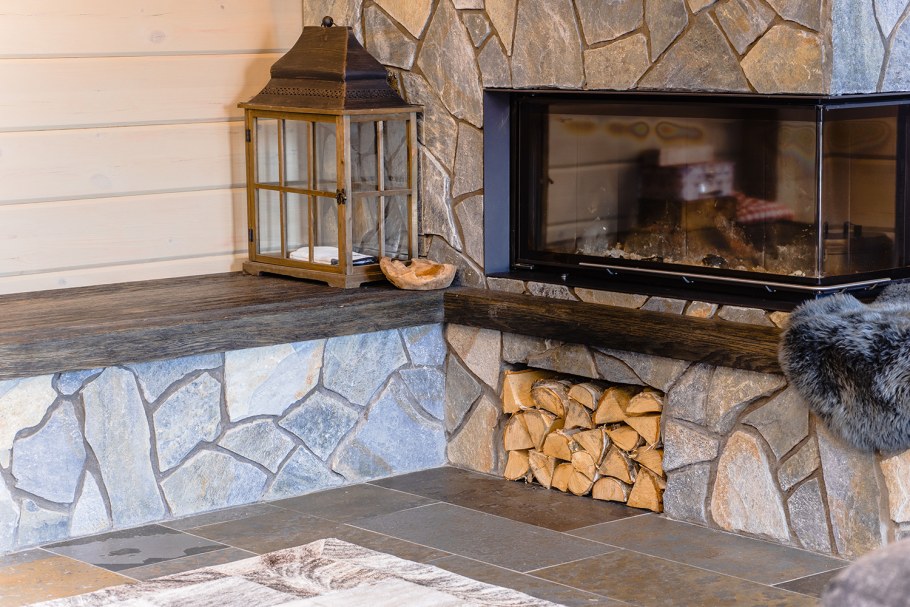 Камин отделанный песчаником