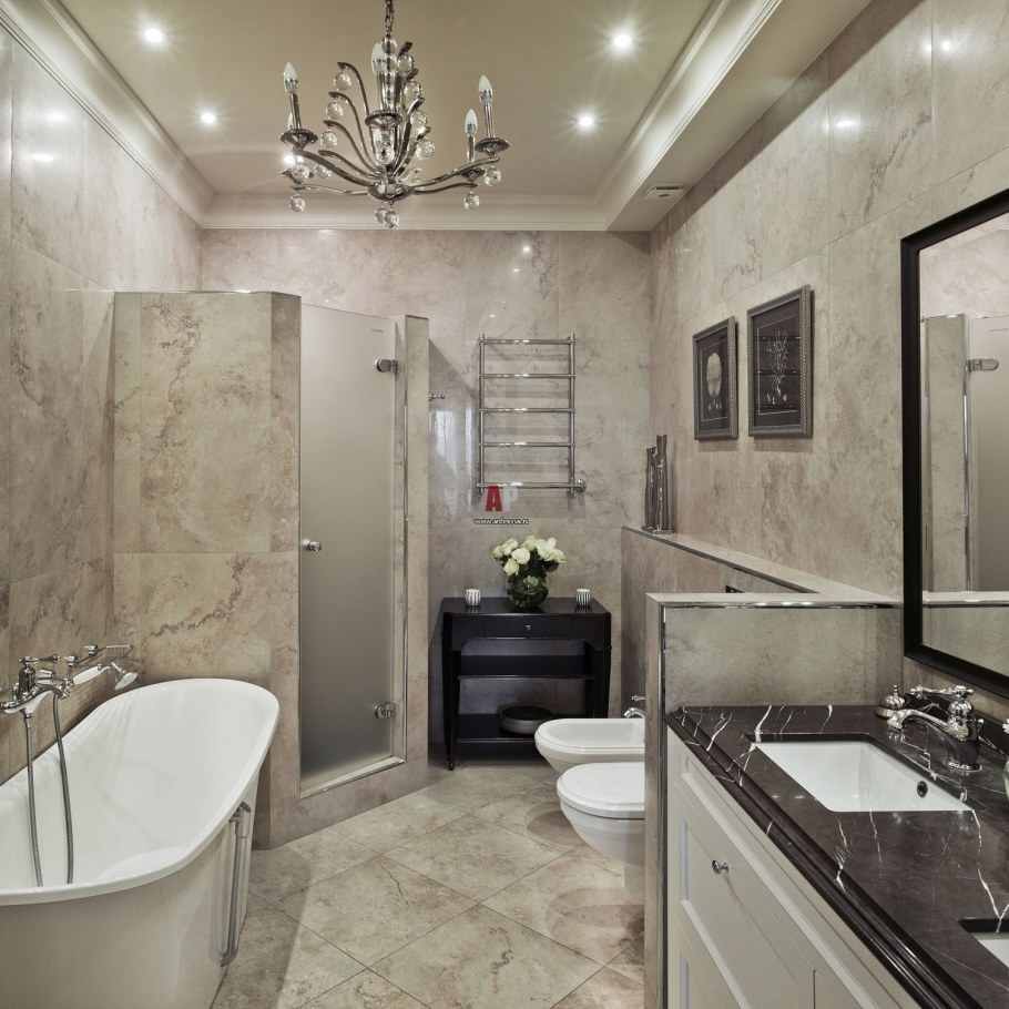 Освещение в белой мраморной ванной комнате