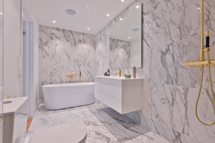 Ванна из белого мрамора в морском стиле