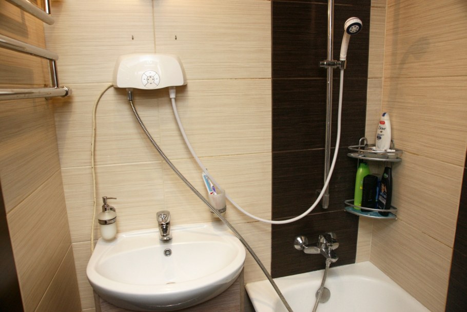 Проточный водонагреватель 10квт выводы горячей и холодной