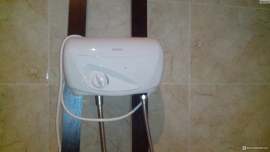 Газовая колонка на стене