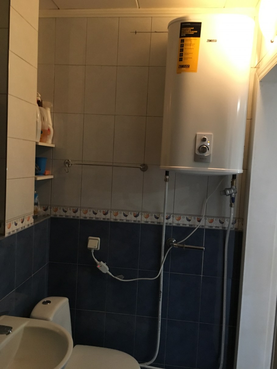 Водонагреватель в ванной комнате