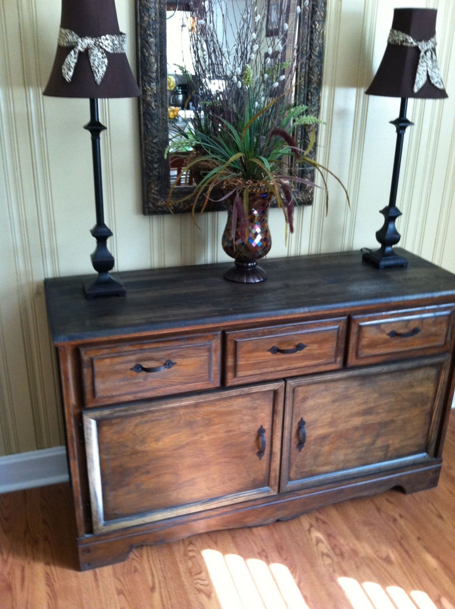 Необычный старинный комод в интерьере