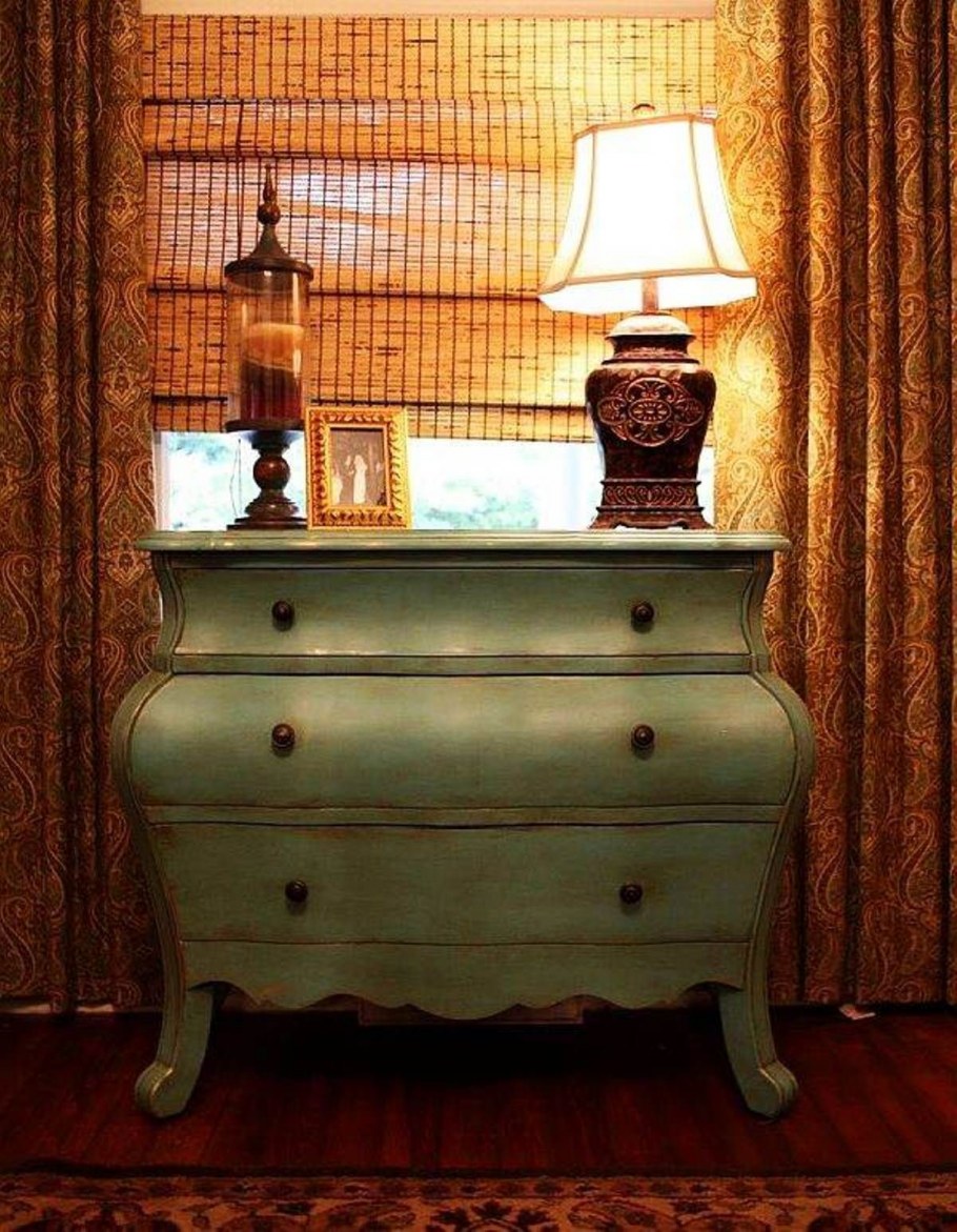 Старинный комод в коридоре