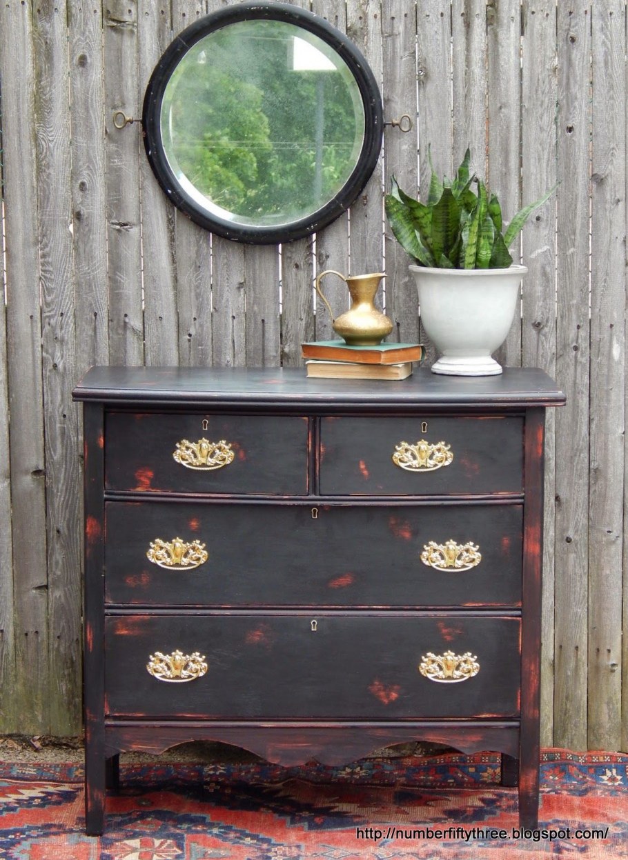 Старинный комод в интерьере